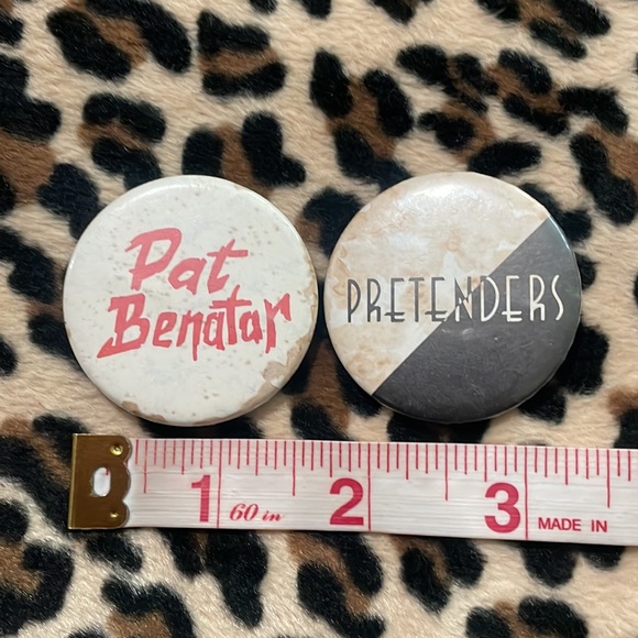 PAT BENATAR ❤️ THE PRETENDERS Vintage Rock Button Pin Pinback Rock  Collectible - Picture 3 of 11